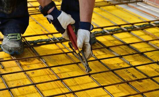 Jakie są korzyści z zastosowania jastrychu wylewki w projektach "pod klucz"?