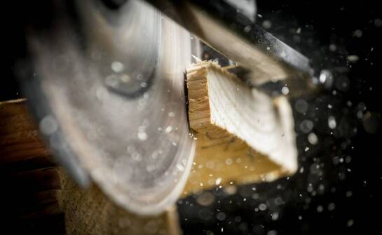 Porównanie metod regulacji napięcia piły taśmowej w różnych modelach urządzeń