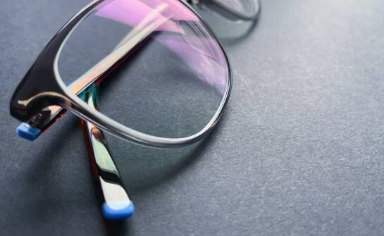 Jak oprawki wpływają na ogólną cenę okularów korekcyjnych?