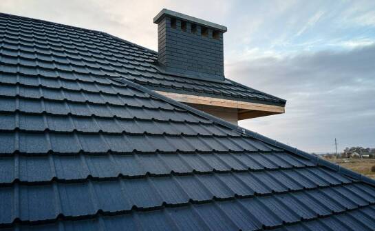 Zalety blachodachówki w kontekście zmiennych warunków atmosferycznych