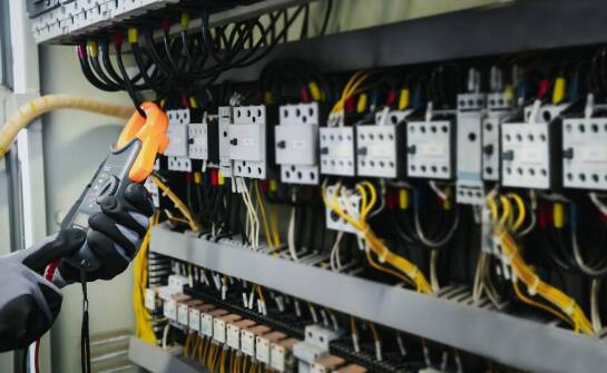 Jakie są kluczowe wyzwania w modernizacji starych instalacji elektrycznych?