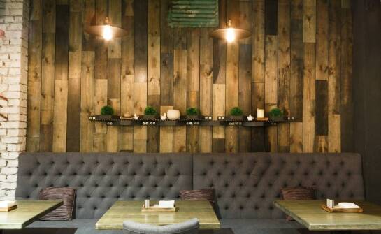 Oświetlenie restauracyjne – zastosowanie lamp wiszących z żarówkami
