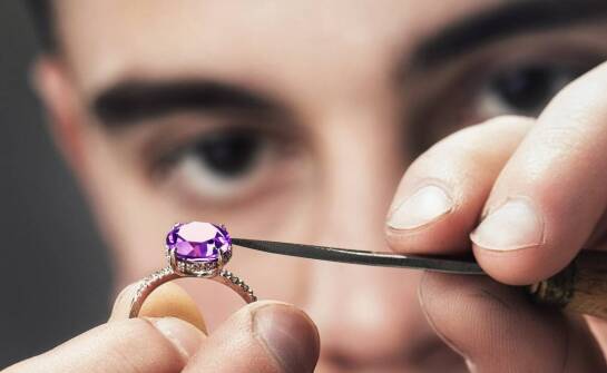 Specjalizacja w wycenie diamentów – na czym polega profesjonalizm?