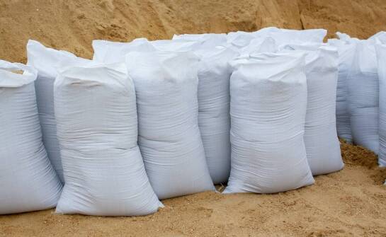 Małe worki na piasek jako rozwiązanie dla magazynowania substancji sypkich