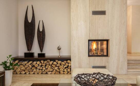 Jak pojemnik na drewno kominkowe może stać się centralnym punktem aranżacji salonu?