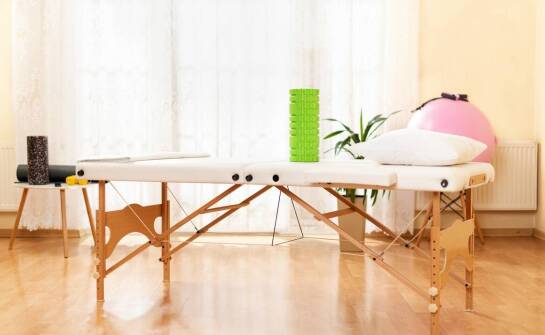 Jak łóżko do masażu wspomaga proces regeneracji po urazach?