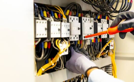 Czym różnią się instalacje elektryczne w mieszkaniach od tych w biurach?