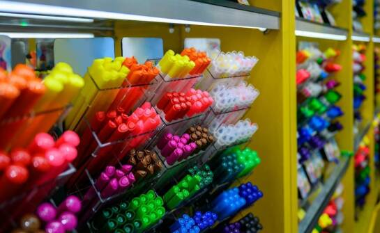 Visual merchandising w sektorze mody – jak kreować wyjątkową atmosferę w sklepie?