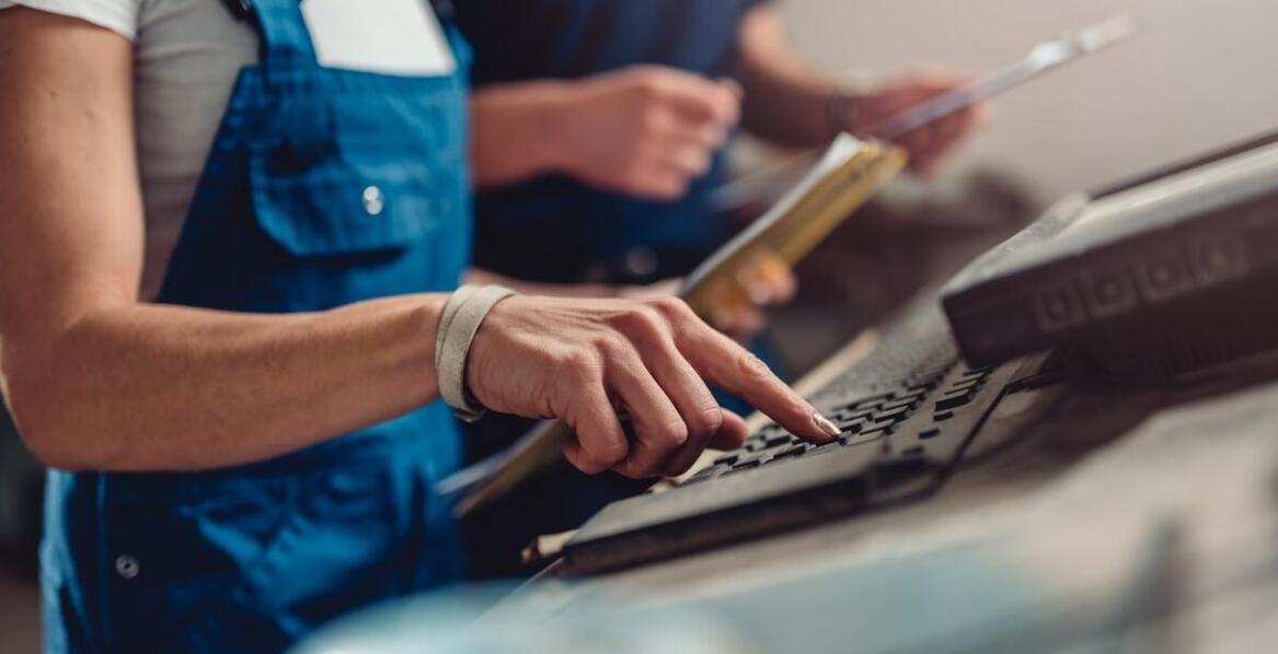 Jakie wsparcie techniczne oferuje producent dla użytkowników kasy Elzab Mini?