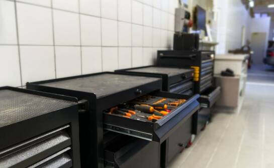 Rola szyn z balanserem w organizacji narzędzi na stanowisku pracy
