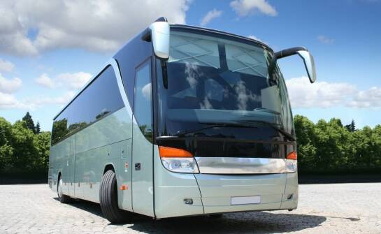 Wynajem busa z możliwością odbioru po eksploatacji – wpływ na koszt za 1 km