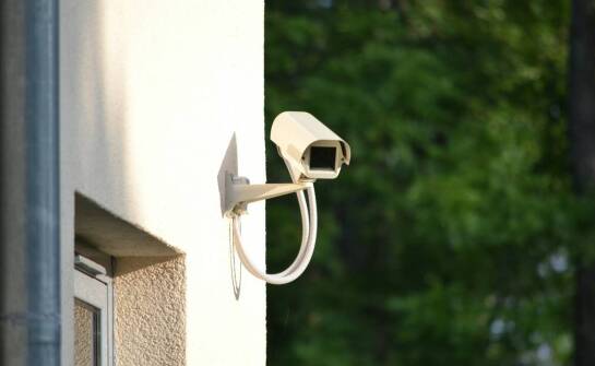 Monitoring działek rekreacyjnych – dlaczego warto postawić na kamery bezprzewodowe?