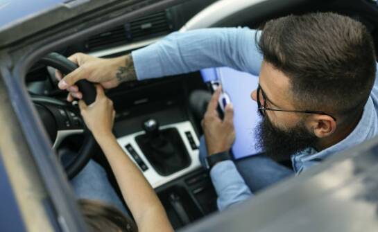 Nowoczesne rozwiązania technologiczne w pojazdach dla kursantów z niepełnosprawnościami