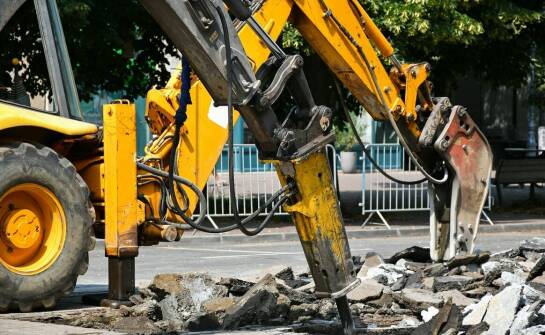 Grot do młota hydraulicznego a wpływ na środowisko pracy