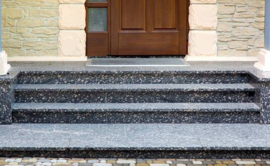 Inwestowanie w schody granitowe: Co warto wiedzieć przed zakupem?