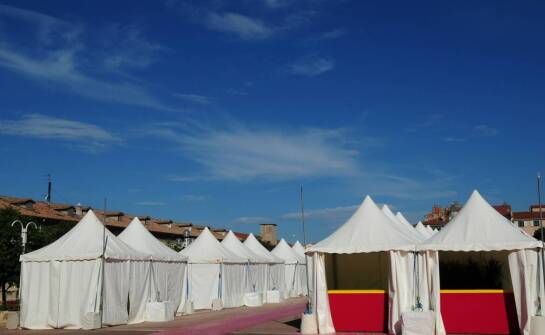 Namioty reklamowe na konferencjach – zwiększ widoczność swojej marki