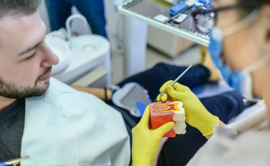 Rekonstrukcje zębów z użyciem włókna szklanego – zalety i zastosowanie