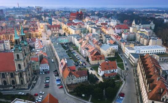 Odkryj architekturę Gniezna: spacer z przewodnikiem po zabytkach