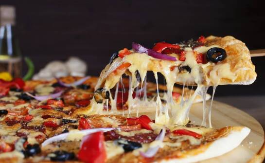 Jakie kompozycje smakowe pizzy cieszą się największą popularnością na Popowicach?