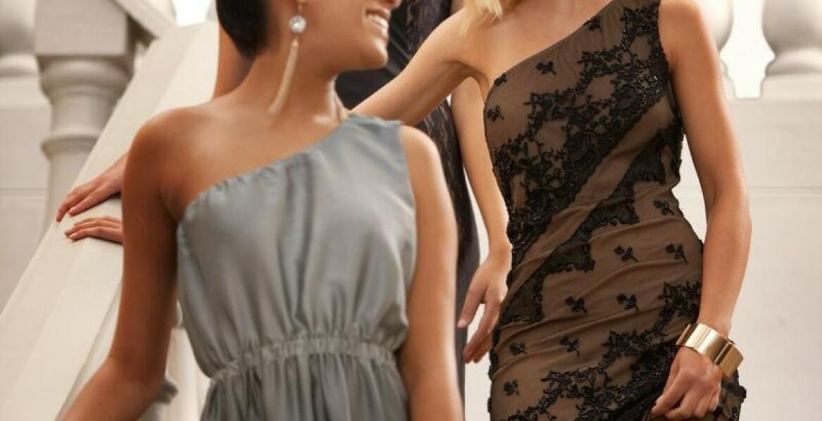 Kombinezony wieczorowe na wesele w stylu glamour – jak je nosić?