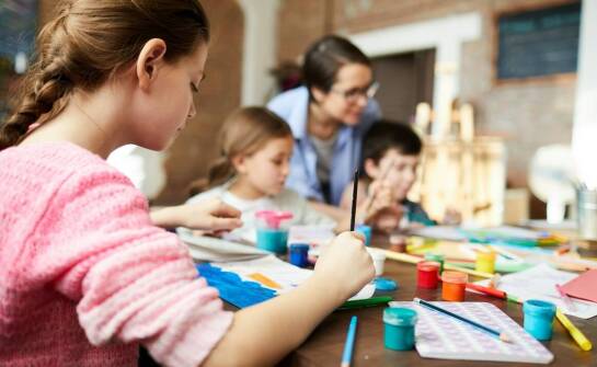 Zajęcia artystyczne dla dzieci – kreatywność na turnusach rodzinnych