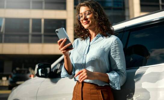 Jakie są korzyści finansowe z inwestycji w mobilną reklamę na pojazdach?