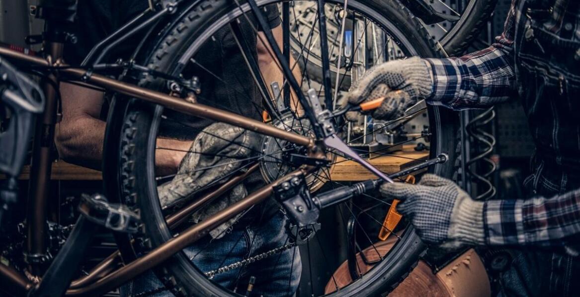 Jakie usługi serwisowe oferuje konik sklep dla rowerów miejskich?