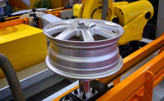 Jakie techniki aplikacji farb bazowych stosuje się w renowacji felg?