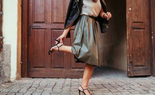 Stylizacje z ramoneską i długą sukienką na wieczorne wyjścia