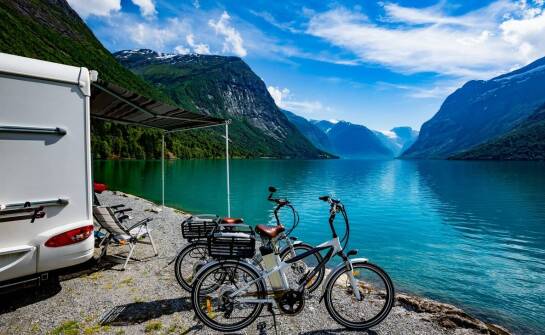 Jak sezon turystyczny wpływa na cenę wóz kempingowy wynajem?