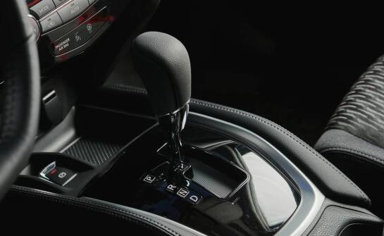 Gałka zmiany biegów jako element dekoracyjny wnętrza Mercedesa W