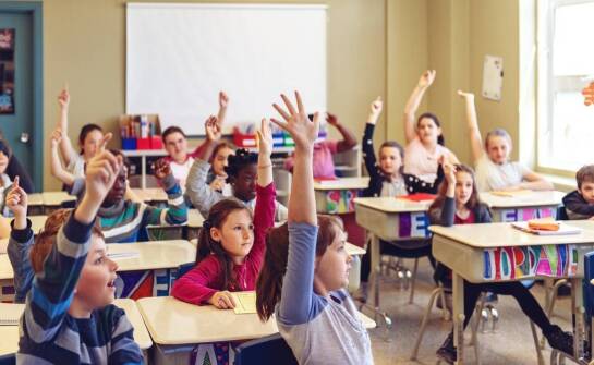 Jakie korzyści daje druk naklejek na zamówienie dla sektora edukacyjnego?