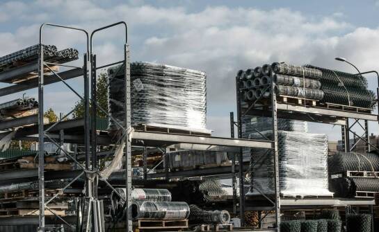 Jak odbojnice stalowe zwiększają bezpieczeństwo na parkingach?