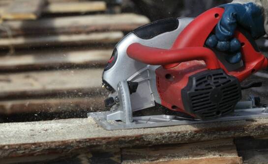 Wydajność i ergonomia pracy z piłą spalinową Makita EA3110T