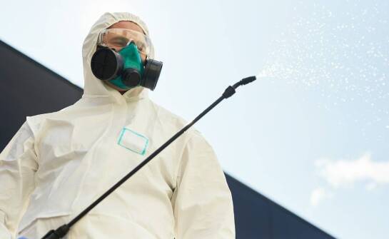 Jakie są wyzwania związane z użyciem wody demineralizowanej do mycia wysokościowego?