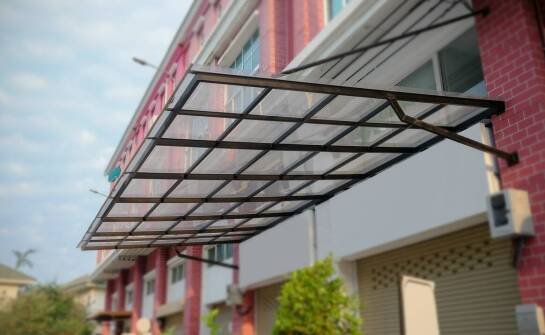 Płyta poliwęglan 3mm w budownictwie przemysłowym – zalety i zastosowania