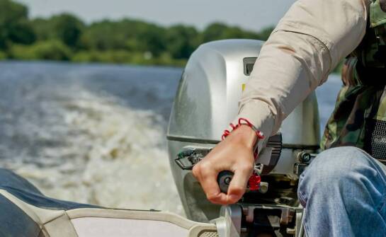 Jakie są koszty eksploatacji silnika zaburtowego 15 km?