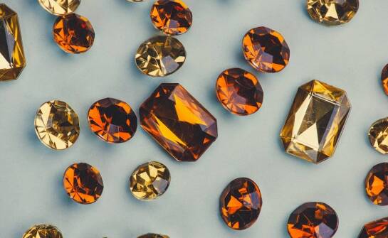Dlaczego certyfikacja jest kluczowa przy zakupie kamieni kolorowych?
