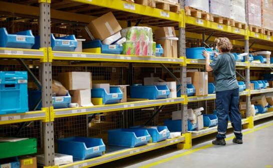 Przegląd cen montażu regałów w kontekście zmieniających się norm magazynowych