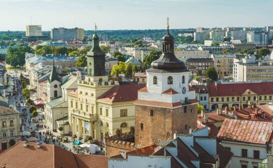 Jakie są korzyści uczestnictwa w bezpłatnych spacerach z przewodnikiem w Gnieźnie?