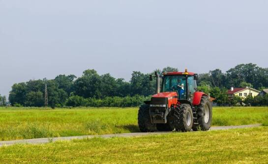 Jak wygląda kurs na traktor i jakie umiejętności można zdobyć?