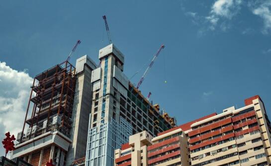 Wpływ technologii produkcji na efektywność montażu wiązarów a więźby