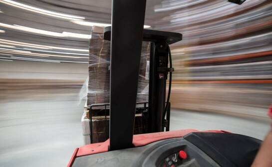 Jak paleciak z podnośnikiem ułatwia transport ciężkich ładunków?
