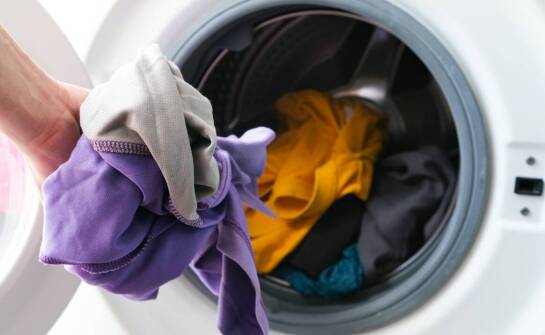 Jak kapsułki do prania wpływają na ochronę kolorów w tkaninach?