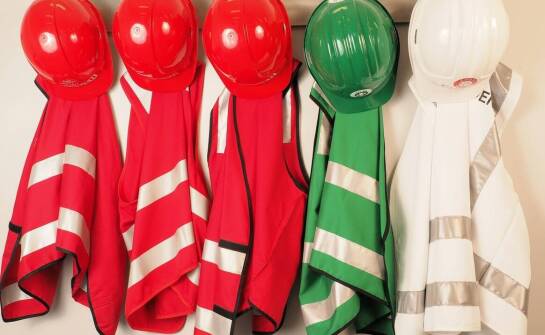 Jakie innowacje wprowadzono w projektowaniu nowoczesnych kurtek BHP męskich?