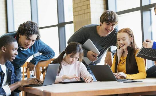 Druk cyfrowy a branża edukacyjna: jak wspierać szkoły i uniwersytety?