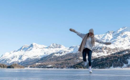Stylizacja na chłodniejsze dni: golf rozpinany i elegancki płaszcz