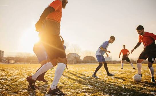 Porównanie kominiarek ultras z innymi akcesoriami do ochrony głowy
