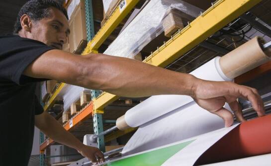 Jak plotery wpływają na efektywność produkcji elementów wystawienniczych?