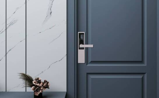 Innowacyjne zamki w drzwiach do komórek lokatorskich – co warto wiedzieć?